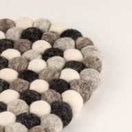 Oválna podložka z plstených guličiek – 38x18 cm, viacfarebná sivá