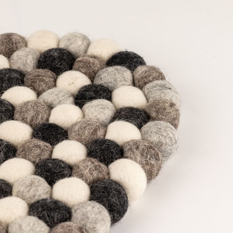 Oválna podložka z plstených guličiek – 38x18 cm, viacfarebná sivá
