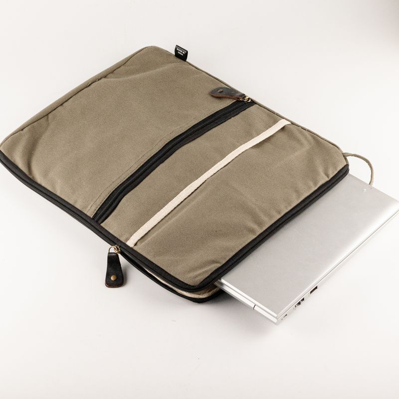 Veľké plátenné puzdro na notebook – olivové