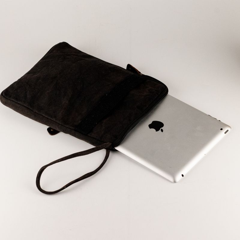 Puzdro na tablet Stonewash – drevené uhlie
