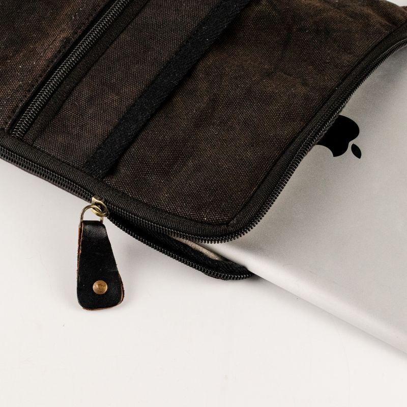 Puzdro na tablet Stonewash – drevené uhlie