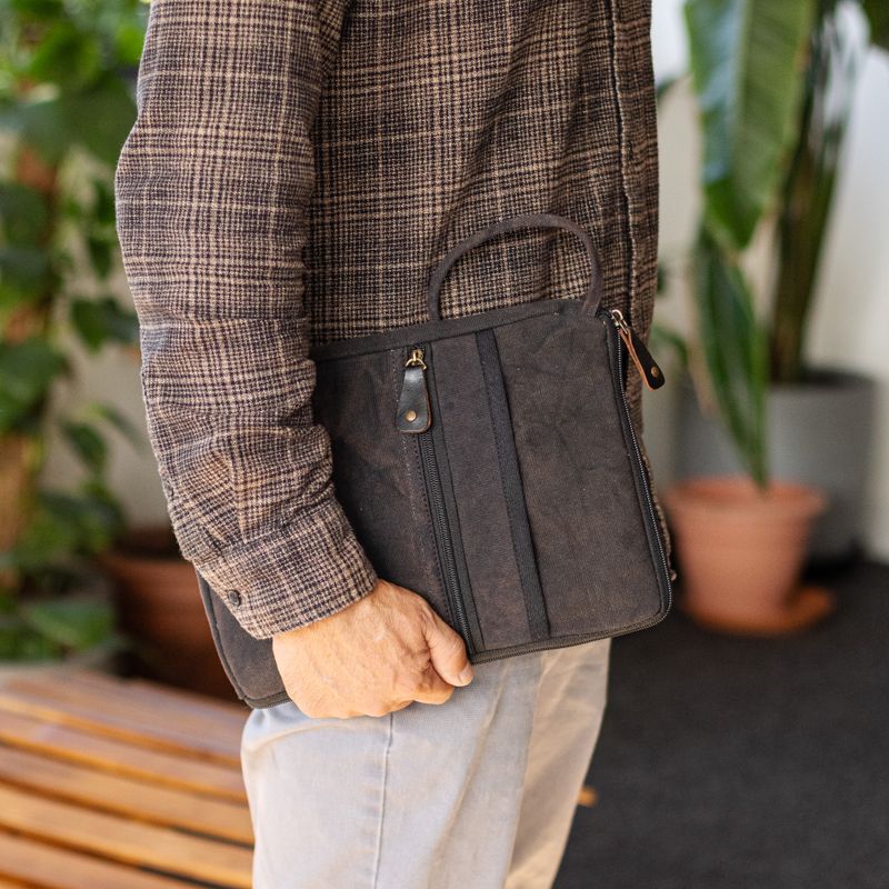 Puzdro na tablet Stonewash – drevené uhlie