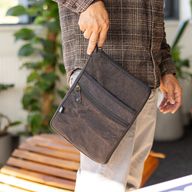 Puzdro na tablet Stonewash – drevené uhlie