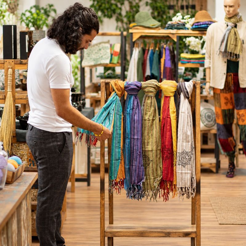 Nomad Sari štartovací balíček šál Travel Blessing – 72 šál + stojan na vystavenie ZDARMA