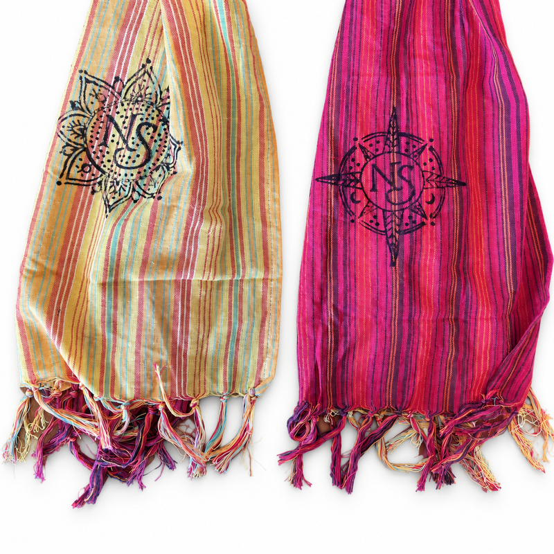 Nomad Sari štartovací balíček šál Travel Blessing – 72 šál + stojan na vystavenie ZDARMA