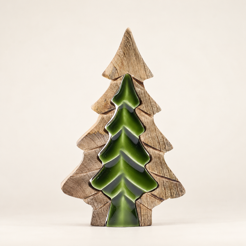 Stratený v lese – Malá drevená dekorácia strom v strome – 15x10 cm