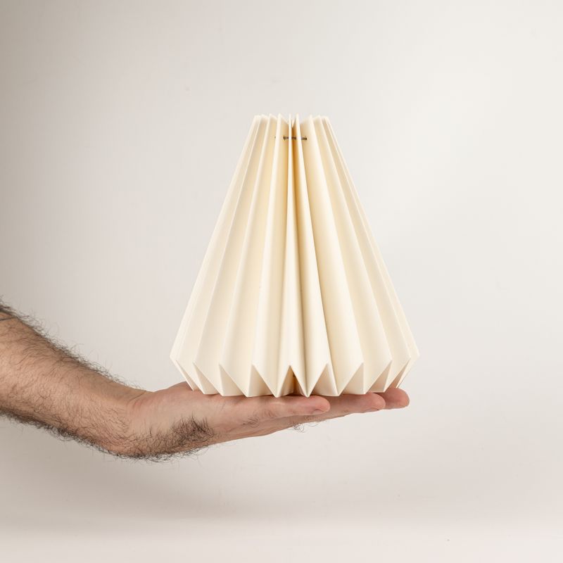 Geometrické papierové tienidlo v tvare kužeľa