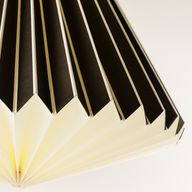 Teplé geometrické papierové tienidlo v tvare kužeľa