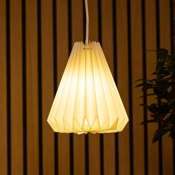 Geometrické papierové tienidlo na lampu v tvare kužeľa
