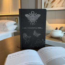 Čierny Zápisník Vďačnosti – 120 strán – *Som vďačný za...* So Strieborným Lemovaní